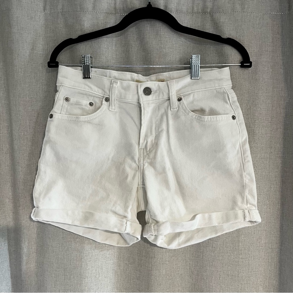 ❤️Women’s white denim Levi shorts